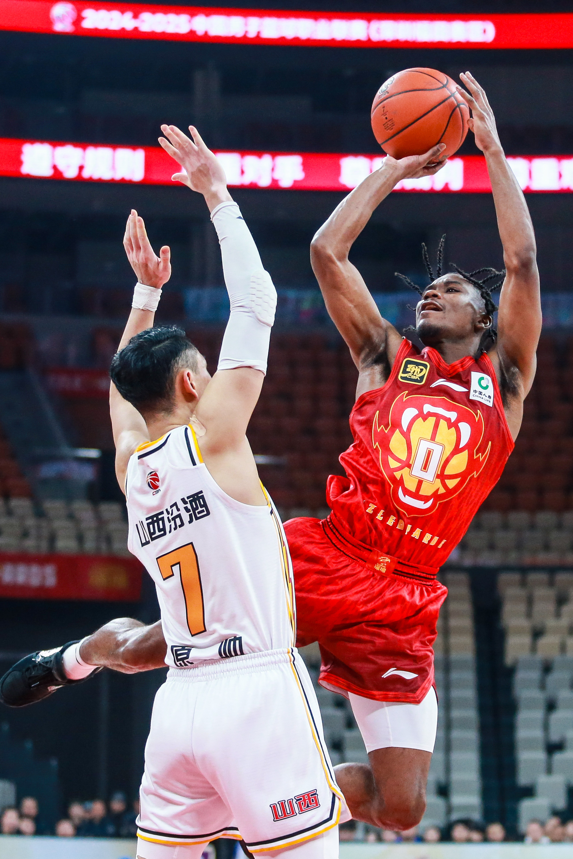 包含赛后CBA季后赛焦点战，华盛顿奇才调整名单，质疑声仍在，控场能力受关注的词条